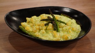 Aprendé a cocinar ñoquis de batata con pesto de espárragos