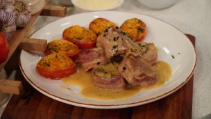 Solomillo envuelto en panceta con tomates relleno