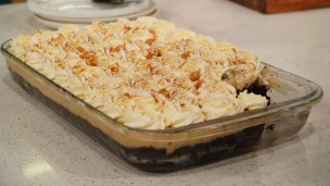 Postre en fuente banoffee con pudding