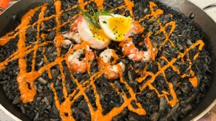 Sorprende con este arroz negro con calamar y langostinos