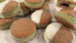 Rico y fácil alfajor de pistacho y frutos rojos