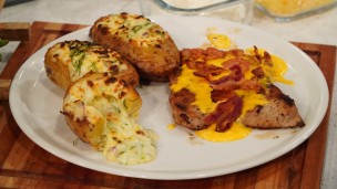 Churrasquito a la chapa con salsa cheddar y papas rellenas