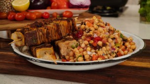 Algo diferente: kebabs con ensalada de garbanzos