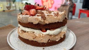 Rica y facil torta merengada de frutillas