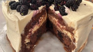 Bizcochuelo de chocolate con moras y crema