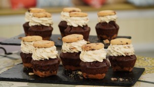 Riquísimos cupcakes de chocolate, crema y cookies 
