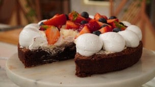 Torta brownie con crema chiboust y frutos rojos