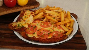 Súper milanesa de carne la napolitana con papas fritas