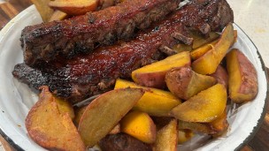 Ribs de cerdo laqueadas cítricas con batatas