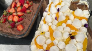 Riquísimo postre en fuente de vainilla y chocolate