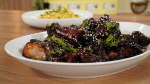 Aprendé a cocinar panceta laqueada con arroz