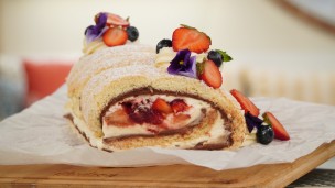 Rico y fácil arrollado de vainillas y frutos rojos 