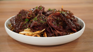 Increíbles bifecitos con jamón crudo y mandioca frita