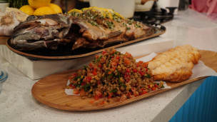 Sorprende con este pescado frito con lentejas