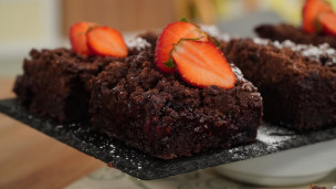 Ricos y fáciles cuadrados de frutos rojos crocantes