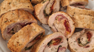 Arrollado relleno de pollo con ensalada césar