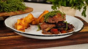 Tapa de asado braseada con papas crujientes