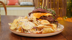 Sorprende con esta torre de carne con provoleta y ensalada