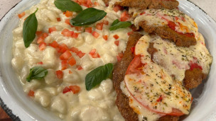 Milanesa a la napolitana con ñoquis de papa