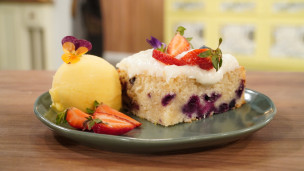 Rica y fácil torta de limón y frutos rojos  