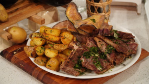 bife angosto a la chapa con papines dorados y berenjenas fritas