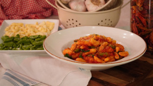 Riquísimos cavatelli bicolor con salsa de tomate y rúcula