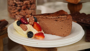 Cheesecake vasco de chocolate con garrapiñada de almendras