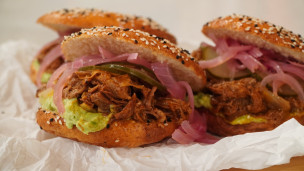 Sorprende con estos bagels con carne desmechada y encurtidos