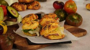 Sorprende con este sándwich con pancitos sin harina