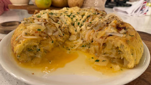 Súper tortilla de papa rellena a la fugazzeta