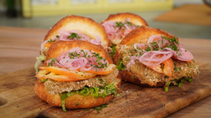 Aprendé a cocinar milanesa de bondiola con pan frito 