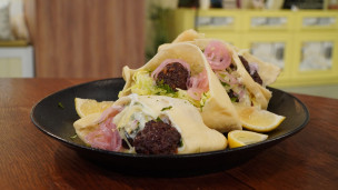 Sándwich de albóndigas en pan pita