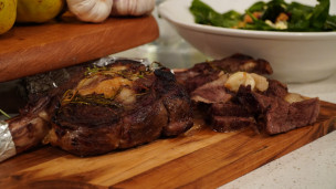 Asado del medio martillo con ensalada de rúcula y frutillas