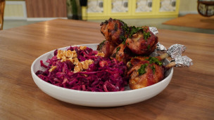 Patitas de pollo con panceta y ensalada