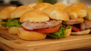 Figacitas de manteca con carré de cerdo y encurtidos