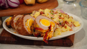 Matambrito arrollado con ensalada de papa