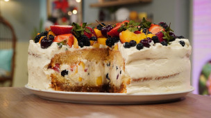 Riquísima torta de dulce de leche, crema y frutas