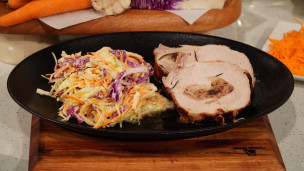 Carré de cerdo mechado con ciruelas y panceta