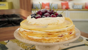 Riquísima torre de panqueques con crema y frutos rojos
