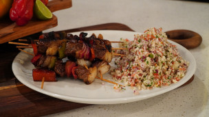 Brochettes de bife de chorizo y tabule de coliflor