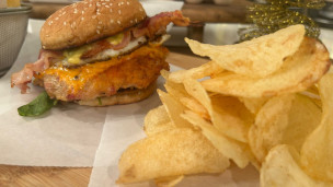 Hamburguesas smash de pollo con papas chips