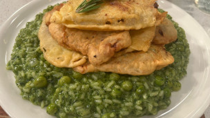 Sorprende con estos escalopes de cerdo con arroz verde cremoso