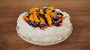 Rica y fácil pavlova con curd de limón y frutas