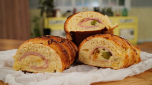 Aprendé a cocinar pan arrollado de jamón y queso 