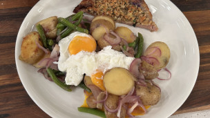 Matambre con croûte de panko, hierbas, limón y ensalada tibia