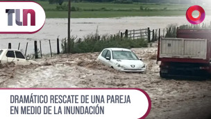 Dramático rescate de una pareja en medio de la inundación 
