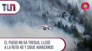 El fuego no da tregua, llegó a la ruta 40 y sigue avanzando
