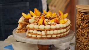Torta sableé de nuez con chocolate blanco y duraznos