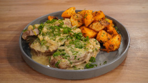 Bife de chorizo con salsa de verdeo y papas cítricas