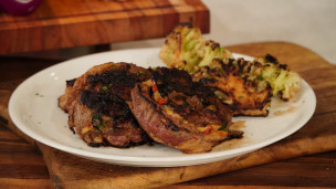 Rolls espiralados de bife de chorizo rellenos con coliflor a la chapa